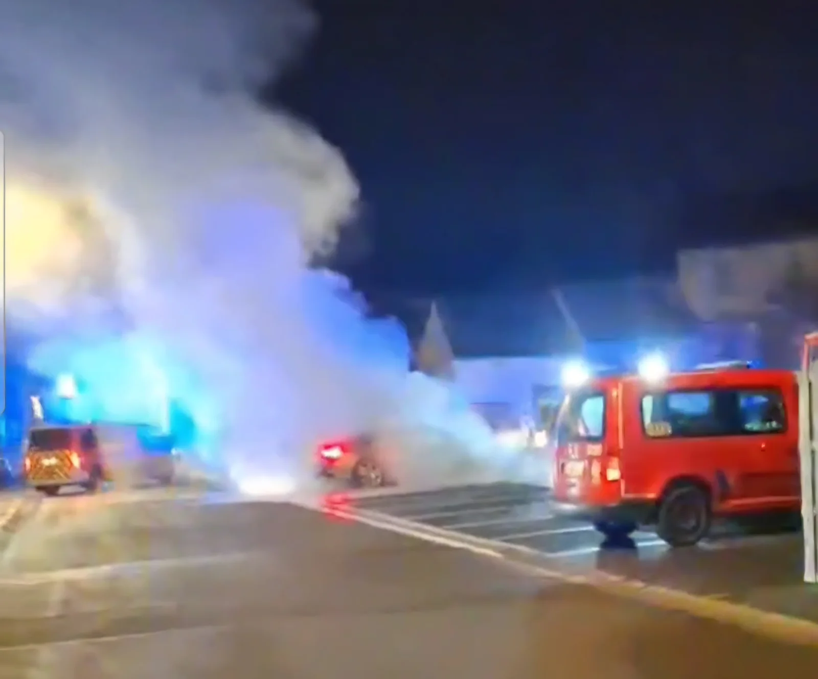 (VIDÉO) Un véhicule détruit par un incendie à Fontaine-l’Évêque