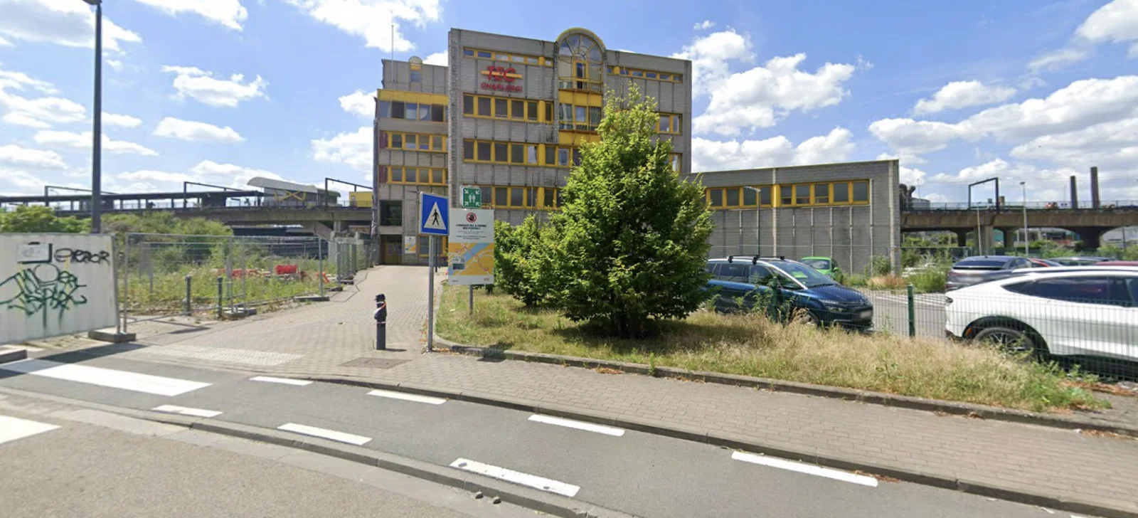 (VIDÉO) Incendie près des bâtiments du TEC à Charleroi