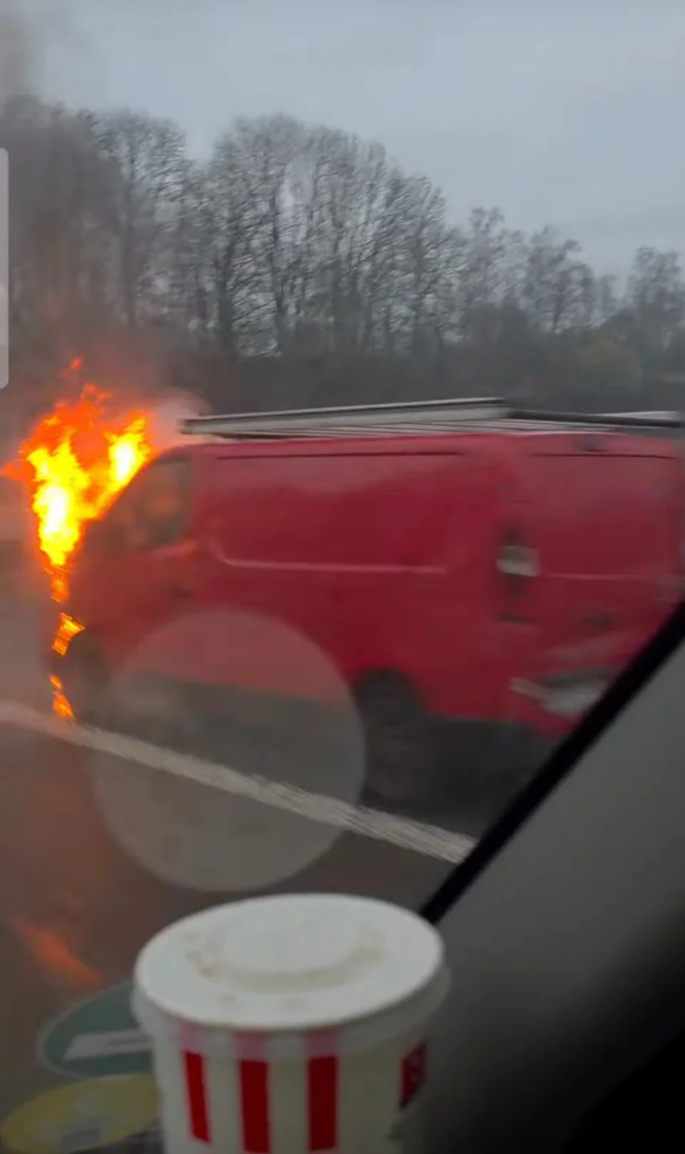 Une camionnette prend feu sur le R3 &agrave; Fontaine-l&rsquo;&Eacute;v&ecirc;que, la circulation perturb&eacute;e