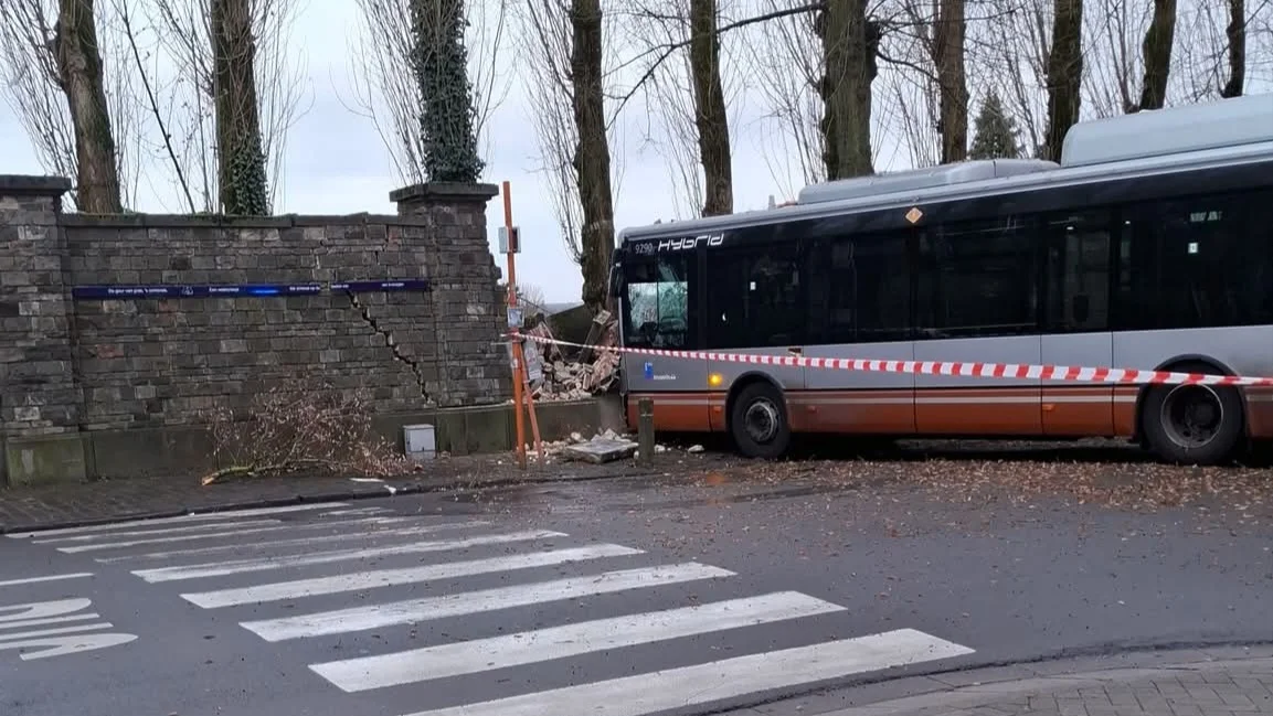 Ixelles : un bus de la ligne 72 termine sa course contre un mur