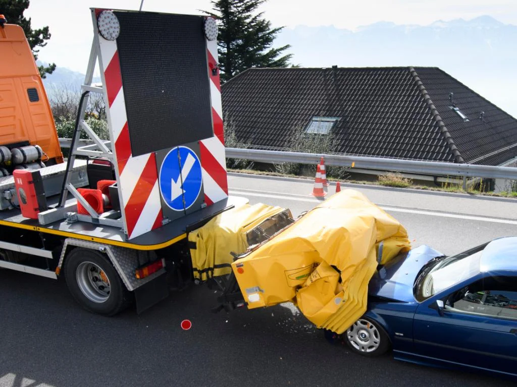 Collision avec un camion-tampon sur le R3 &agrave; Mont-sur-Marchienne : importantes perturbations