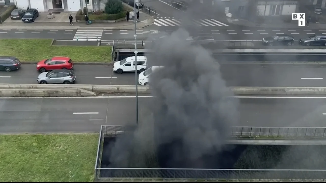 (PHOTOS) Voiture en feu dans le tunnel Reyers, circulation à l’arrêt