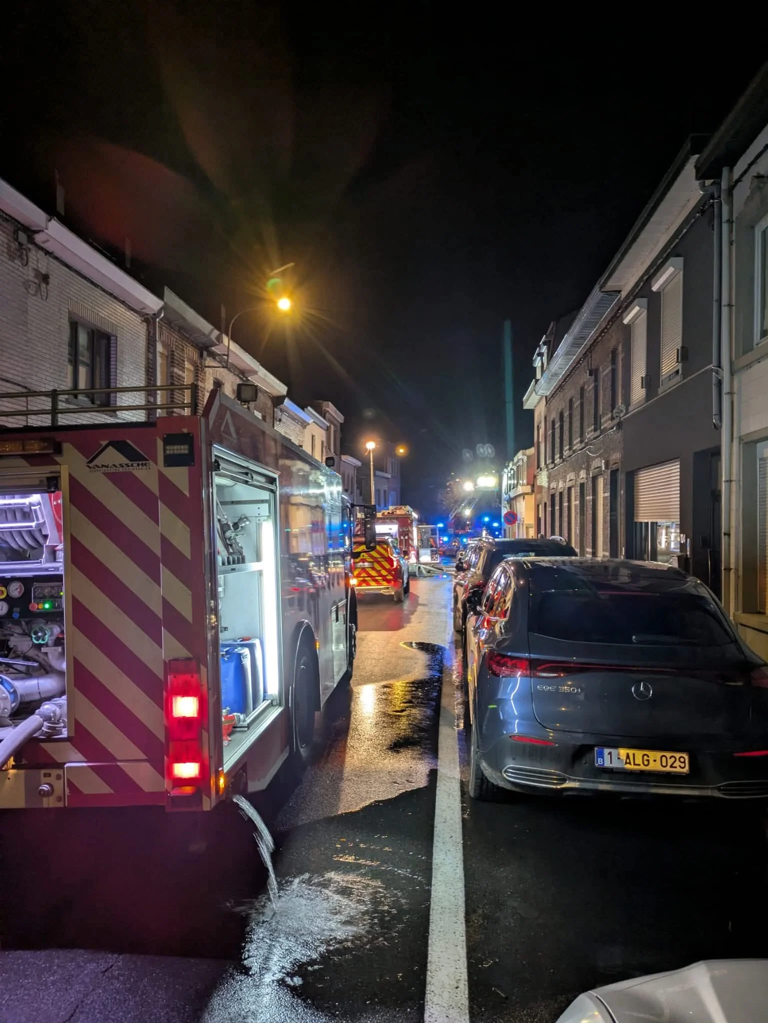 (PHOTOS) Incendie maîtrisé sous un toit d’immeuble à Hal