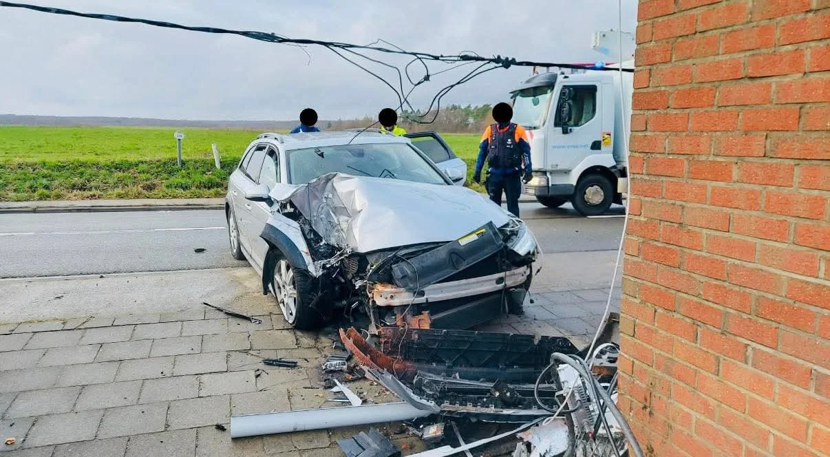 Lasne : une voiture percute un poteau électrique